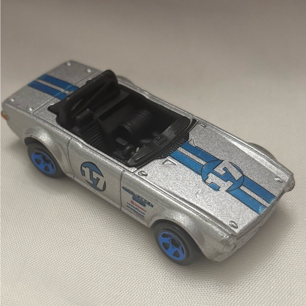 Hot Wheels 2009 Triumph TR6 Die-Cast Car #33
